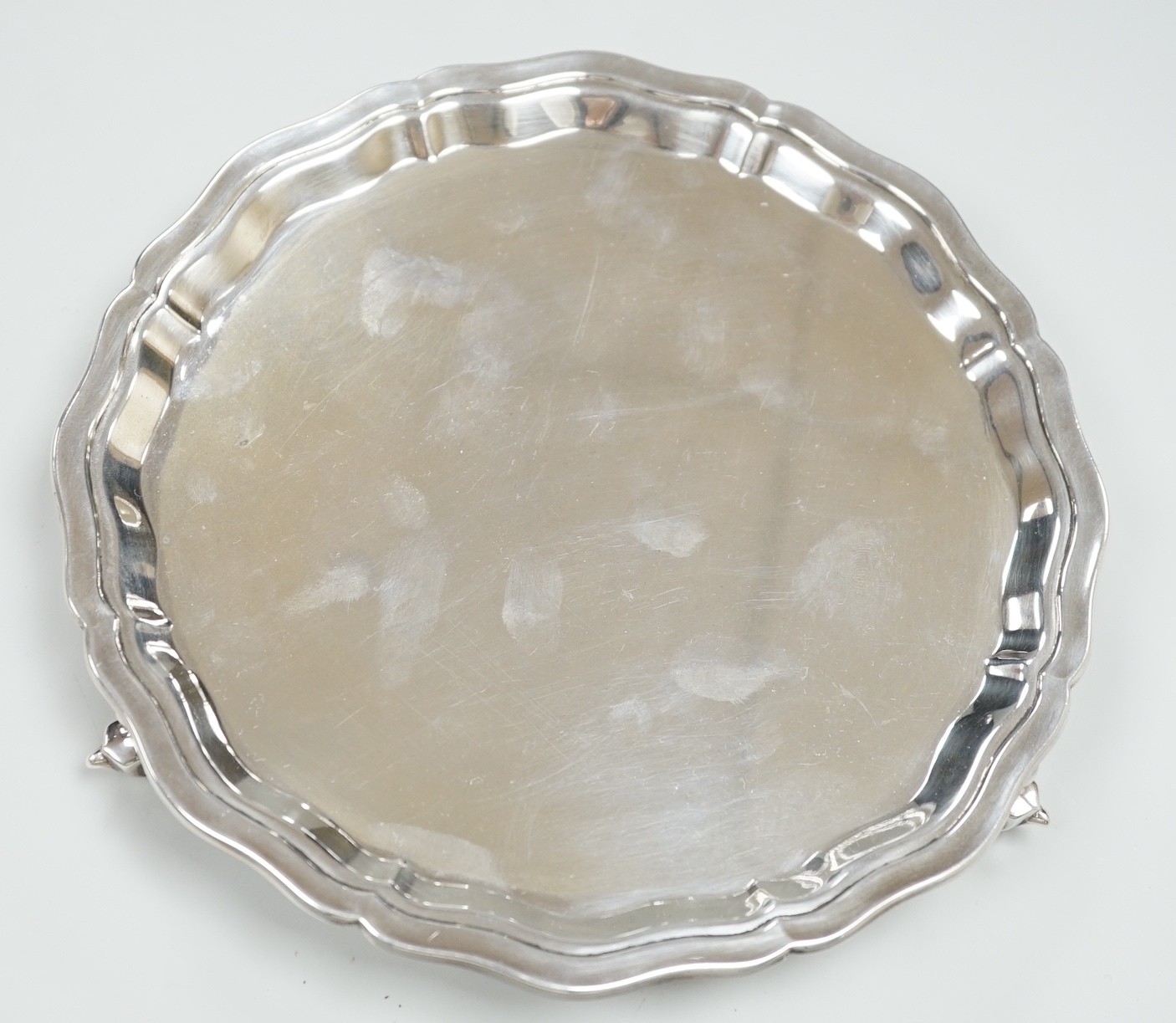 An Elizabeth II silver salver, on three scroll feet, A. Chick & Sons, Sheffield, 1961, diameter 20.3cm, 10.4oz.